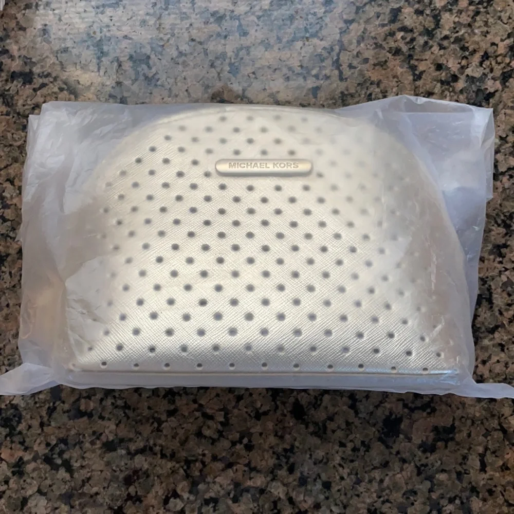 😊- Michael Kors Makeup Accessories Coin Purse Bag